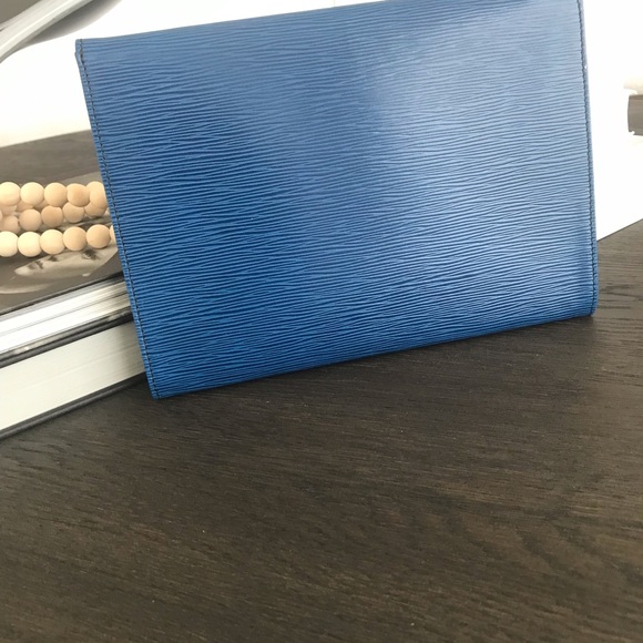 LOUIS VUITTON Stunning blue Louis Vuitton Epi clutch bag   EUC , rare  color - Picture 9 of 16